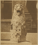 870199 Afbeelding van de onlangs onthulde stenen leeuw bij de entree van het Hoofdpostkantoor (Neude) te Utrecht.
